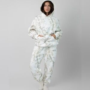 COMFRT SET Camouflage Hoodie and Joggers